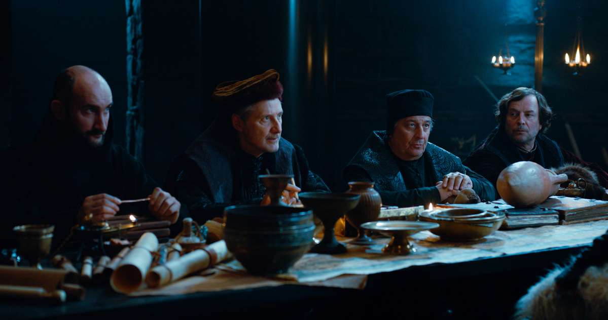 Kaamelott V1 - Jean-Robert Lombard (Père Blaise), Antoine de Caunes (Dagonet), Christian Clavier (jurisconculte) et François Rollin (Roi Loth) ©Regular