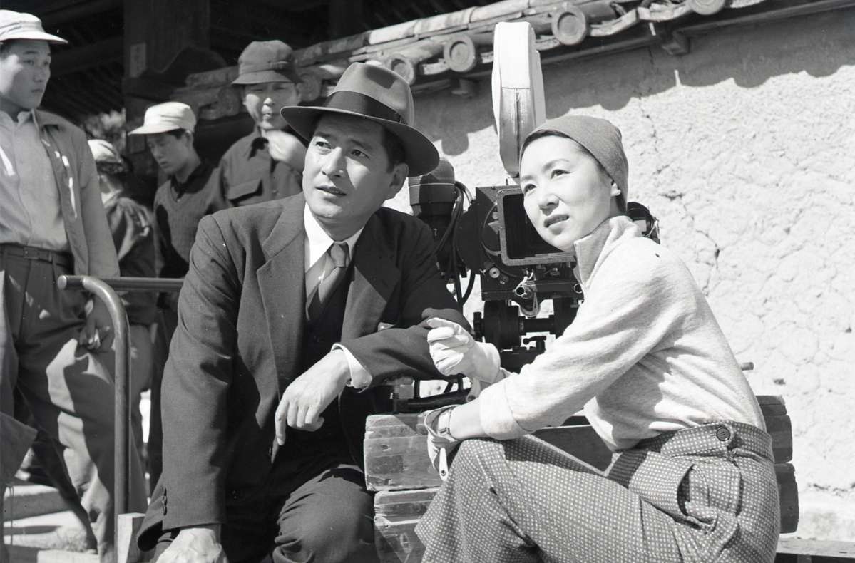 Kinuyo Tanaka sur le tournage de La lune s’est levée © Nikkatsu