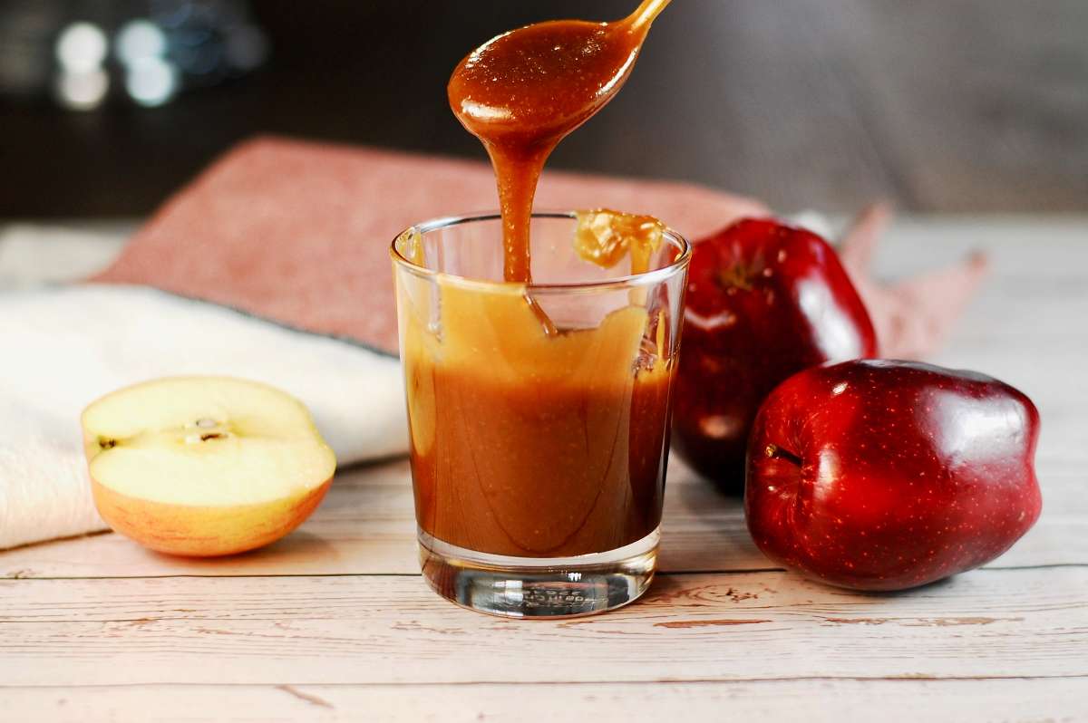 Caramel et pommes © Olga's captured moments / 1660227493 _ Shutterstock