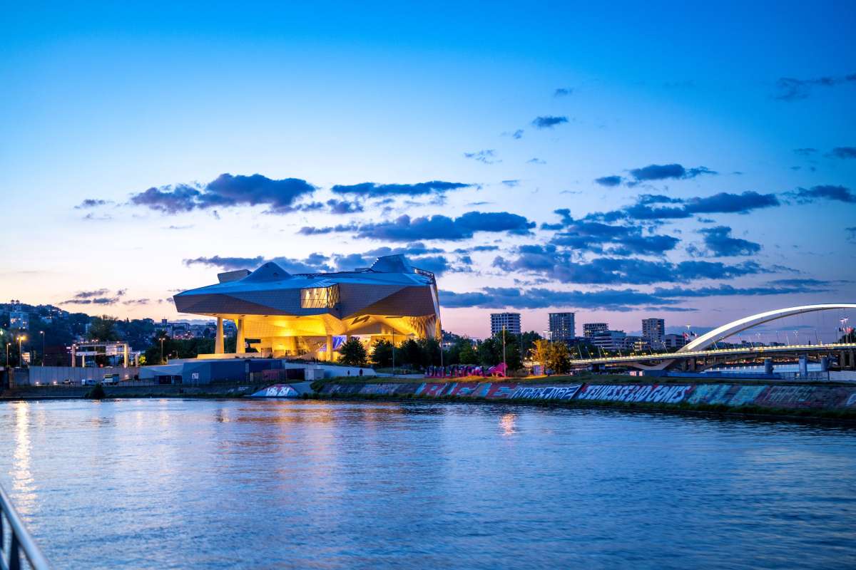 Le Musée des Confluences à la tombée de la nuit.
