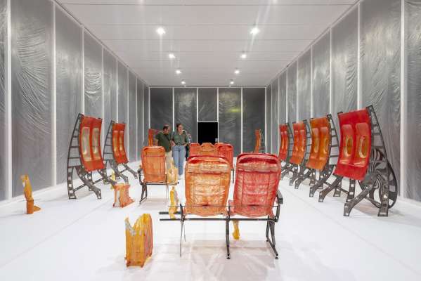 Vue de l'exposition Rebecca Ackroyd, Vitesse d'obturation au macLYON du 22 septembre 2023 au 7 janvier 2024 Courtesy Peres Projects / Photo : Juliette Treillet