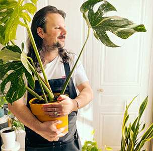 Lyonnais d’adoption, ce fils de paysagistes, grand amoureux des plantes et adepte de spiritualisme japonais, a lancé avec succès la première box mensuelle végétale française en 2020.