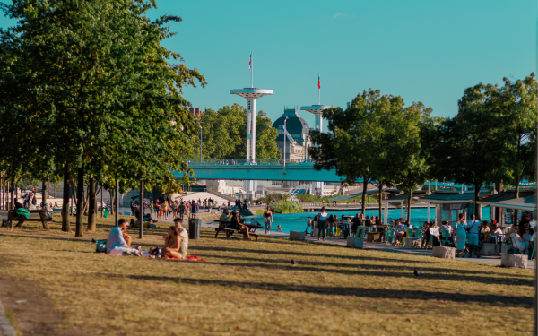 Pique-nique sur les berges du Rhône ©Iulian Rotaru