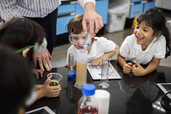 Enfants réalisant une expérience scientifique