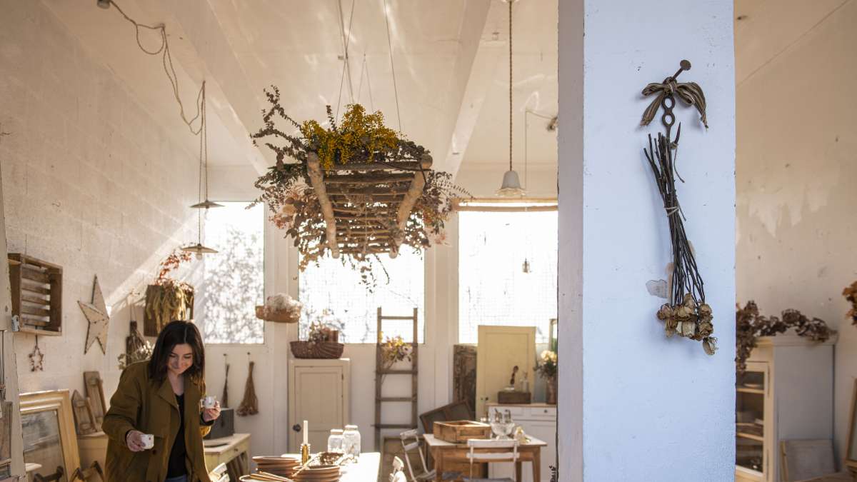 Marion Taton, dans sa boutique Trente Mai à l'ambiance campagne chic.