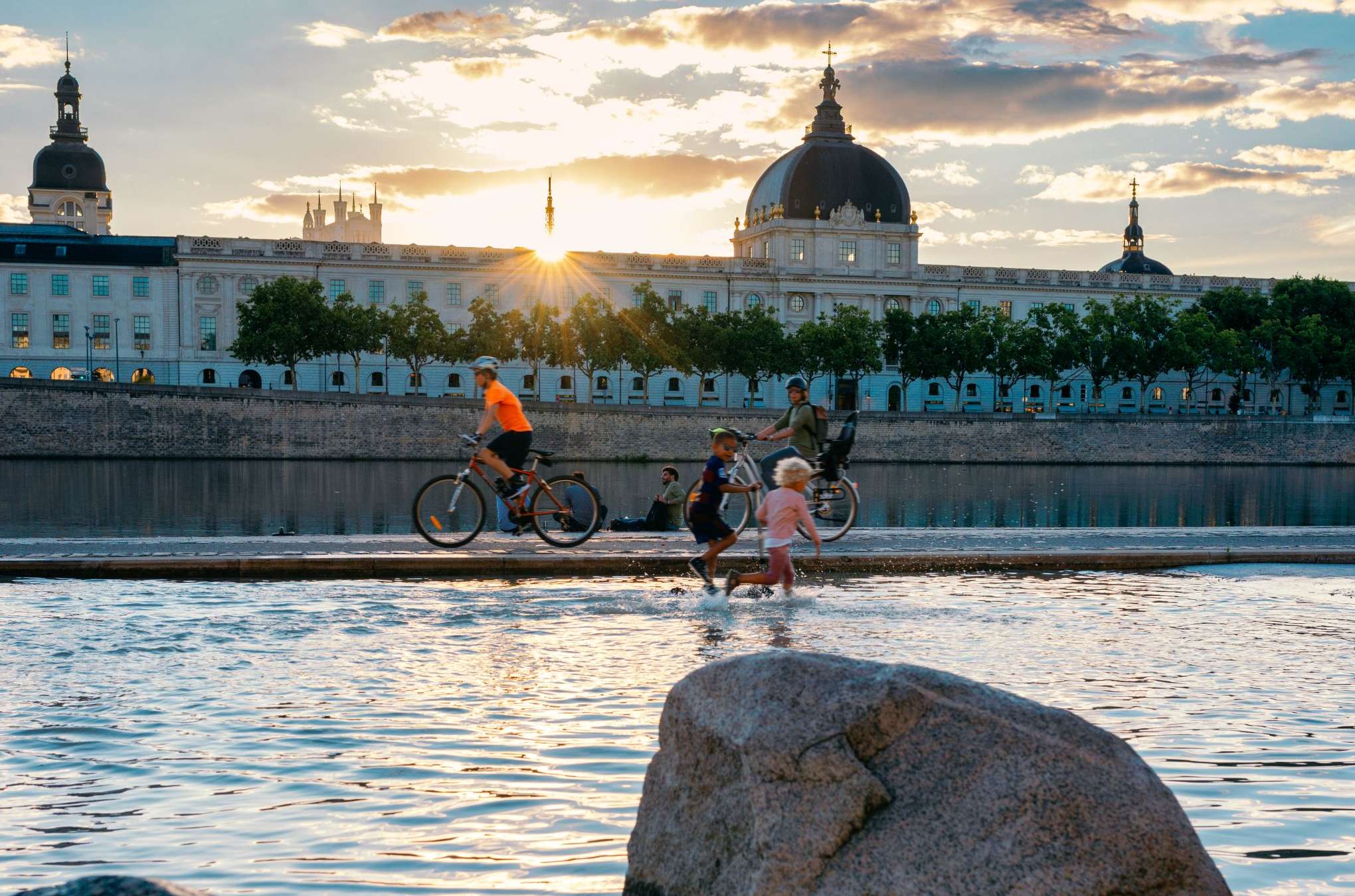 Enfants et cyclistes sur les quais du Rhône ©Iulian Rotaru