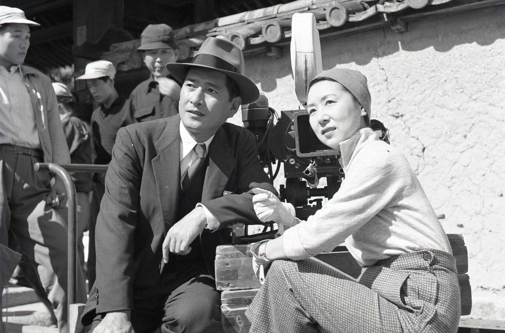 Kinuyo Tanaka sur le tournage de La lune s’est levée © Nikkatsu
