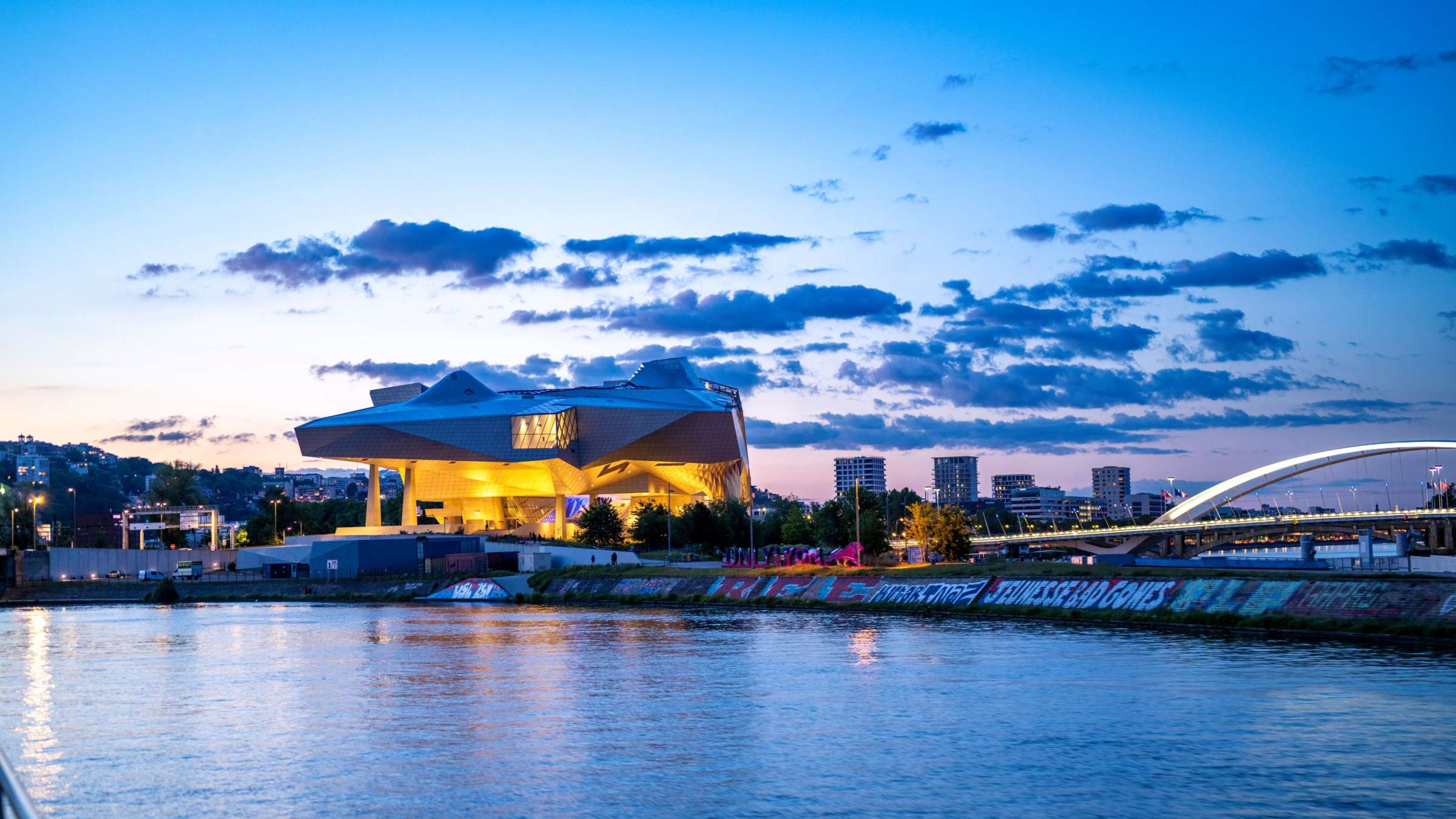 Le Musée des Confluences à la tombée de la nuit.