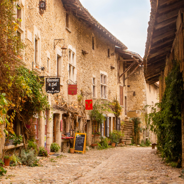 Tourism Perouges Un jour à Pérouges • À la lyonnaise