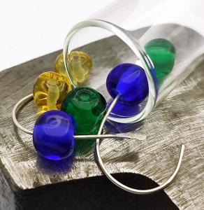 Boucles d'oreilles en perles interchangeables de l'atelier Claire Jean © Claire Jean