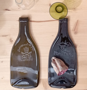 Bouteilles upcyclées en plateaux de l'Atelier Economad © Atelier Economad