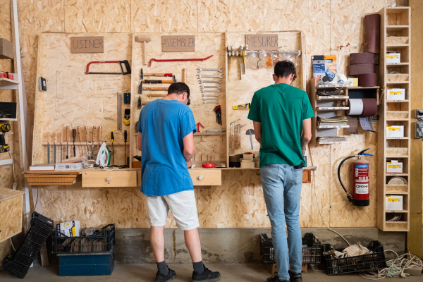 Atelier de fabrication du meuble Henri avec Wecandoo