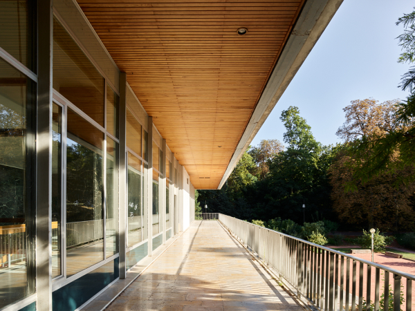 Baies vitr&eacute;es et lignes &eacute;pur&eacute;es, une architecture typique des Trente Glorieuses au Chalet du Parc. &copy;KevinDolmaire