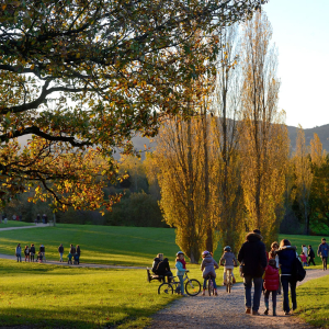 Familles en promenade au Parc de Lacroix-Laval &copy; Laurence Dani&egrave;re