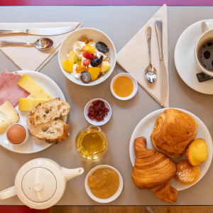 Un petit-d&eacute;jeuner &agrave; l'H&ocirc;tel des Artistes &copy;Yanis OURABAH