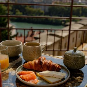 Un petit-d&eacute;jeuner avec une jolie vue, &agrave; l'h&ocirc;tel Fort Saint-Laurent &copy;Jeanne Perrotte